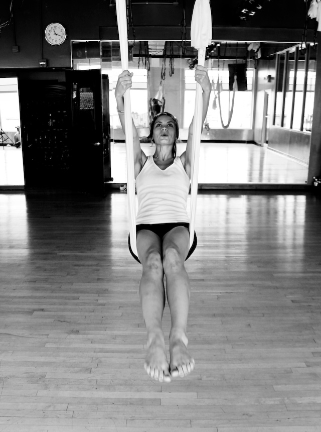 These two yogis are literally defying gravity with their acrobatic poses!  🤸‍♂️ It's clear that their hard work in teacher traini